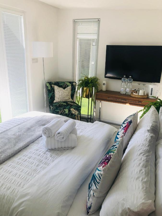 Meezee Pearl Double Bed Lodge With Free Parking Salford  Eksteriør bilde
