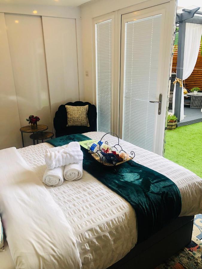 Meezee Pearl Double Bed Lodge With Free Parking Salford  Eksteriør bilde